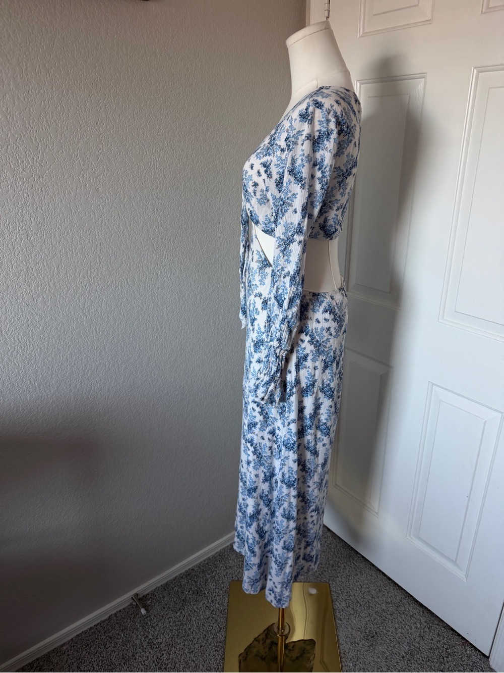Dee Elly floral maxi dress features waist cut-outs and a tie front - Picture 3 of 5